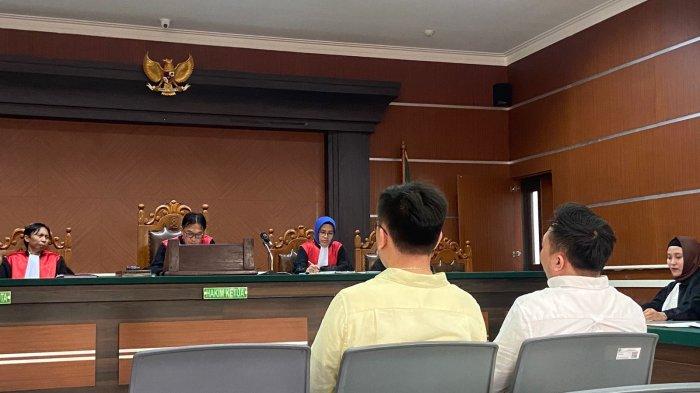 dr Cristovel Liempepas dan Indra Liempepas saat menjalani persidangan.