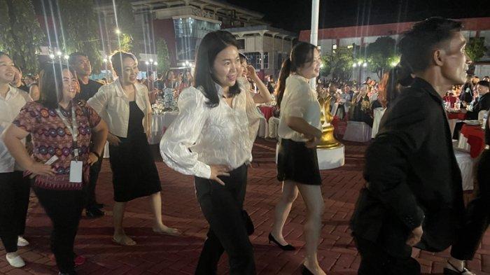Jeju Ladies Choir dari Korsel ikut menari Masamper di Opening Ceremony LSIBCF 2023 di Bitung, Sulawesi Utara, Rabu (4/10/2023).