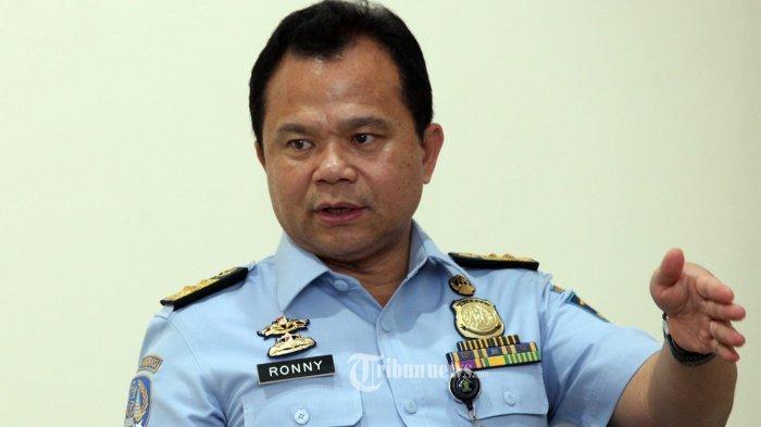 DIRJEN IMIGRASI KUNJUNGI TRIBUN JABAR - Dirjen Imigrasi Ronny Sompie diterima Pemimpin Redaksi Tribun Jabar Cecep Burdansyah dan staf redaksi saat melakukan kunjungan ke kantor Tribun Jabar, Jalan Sekelimus Utara, Kota Bandung, Kamis (1/9/2016). Ia datang didampingi Kepala Kantor Wilayah kemenkumham Jabar, Susy Susilawati beserta sejumlah kepala kantor imigrasi di Jabar. TRIBUN JABAR/GANI KURNIAWAN
