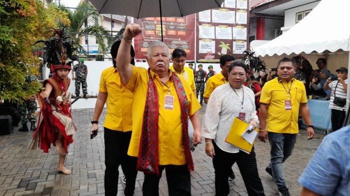 Bakal Calon Wali Kota Manado, Jimmy Rimba Rogi, tiba di KPU Manado, Sulawesi Utara, Kamis (29/8/2024).