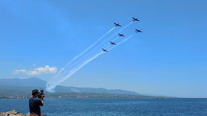Foto atraksi pesawat tempur F 16 dan Bonanza meriahkan Hut ke 59 provinsi Sulut di Kawasan Pohon Kasih MegaMas Manado, Sabtu (23/9/2023).