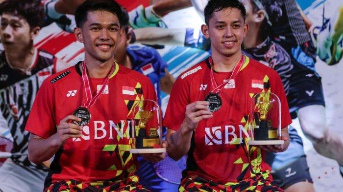 Ganda putra Indonesia, Fajar Alfian/Muhammad Rian Ardianto menerima medali usai bertanding melawan ganda putra China, Liang Wei Keng/Wang Chang pada laga final Indonesia Masters 2022 di Istora Senayan, Jakarta, Minggu (12/6/2022). Fajar/Rian tampil sebagai juara setelah menaklukkan Liang/Wang dengan skor 21-10, 21-17. Fajar/Rian masih bertahan di puncak klasemen race to Guangzhou 2022 kategori ganda putra per Selasa (19/7/2022).