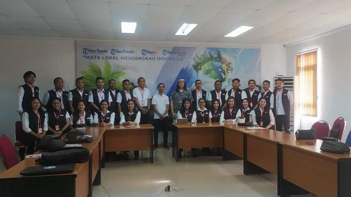 Purna Paskibraka Indonesia Kabupaten Kepulauan Sitaro, Sulawesi Utara saat mengunjungi Kantor Tribun Manado, Selasa (10/12/2024)