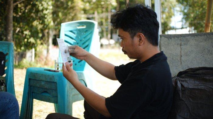Petani dari Kelompok Tani SKIMA Airmadidi Bawah mempraktikkan cara pengukuran cepat tanah pada peringatan Hari Tani Nasional 2023, Jumat (22/9/2023).