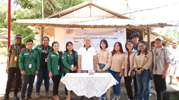 Para mahasiswa dari Unsrat dan Universitas Klabat (Unklab) Airmadidi turut berpartisipasi pada peringatan Hari Tani 2023 di Airmadidi Bawah, Minahasa Utara, Jumat (22/9/2023).