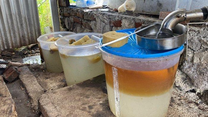 MINYAK NILAM - Proses Penyulingan Minyak Nilam Mentah di Lokasi Penyulingan Amour Minahasa Utara (Kamis 8/5/2025). Proses tersebut bisa memakan waktu hingga 12 jam penyulingan.