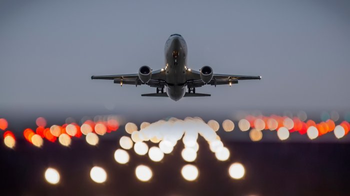 Ilustrasi pesawat saat lepas landas (take off).