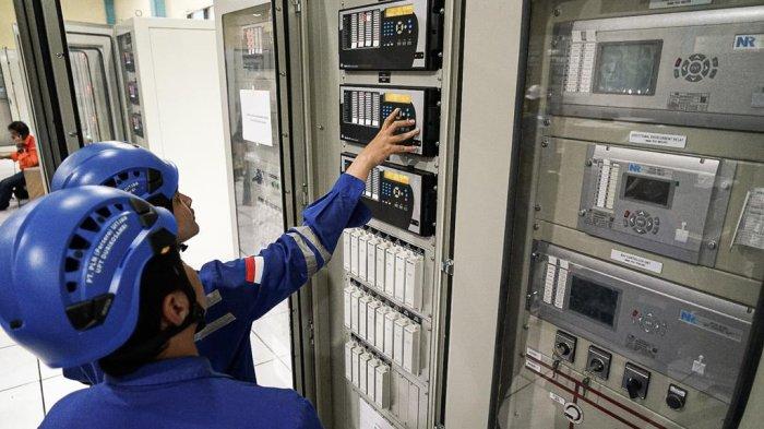 Petugas PLN melakukan inspeksi rutin penyaluran listrik di GI Duri Kosambi untuk memastikan kelistrikan Idul Adha 1.444 H andal
