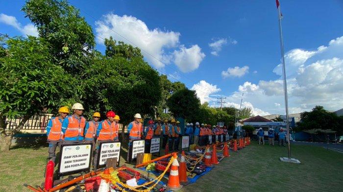 Petugas PLN di Lubuk Pakam, Sumatera Utara melakukan pemeriksaan peralatan yang akan digunakan dalam pengamaman kelistrikan siaga Idul Adha, Rabu (28/6).
