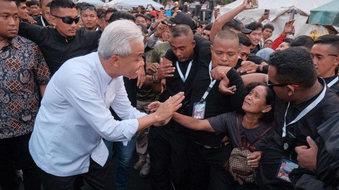 Jalan Hingga Ratusan Meter, Ganjar Pranowo Salami Puluhan Ribu Warga
