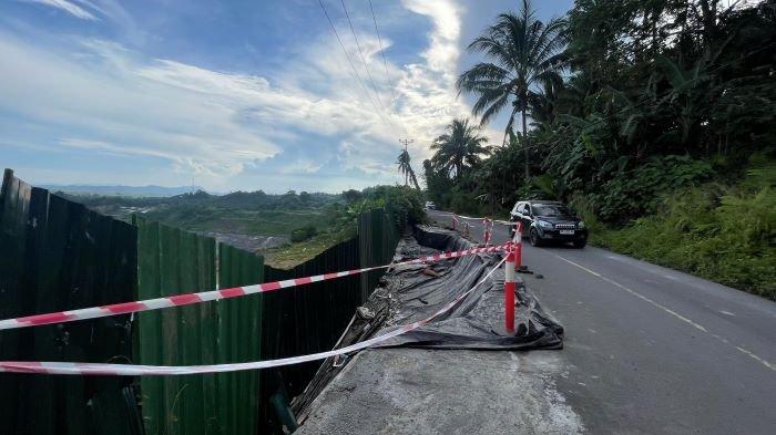 JALAN LONGSOR - Jalan Nasional Girian Likupang, di Kelurahan Pinasungkulan Kecamatan Ranowulu Bitung, Sulawesi Utara, Kamis 8 Mei 2025. Berminggu-minggu dibiarkan longsor.