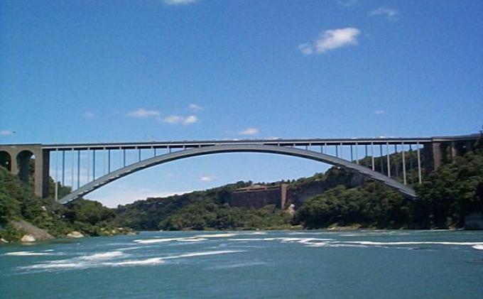 Jembatan Holtekamp yang menghubungkan Kawasan Hamadi, Distrik Jayapura Selatan dengan Kampung Holtekamp, Distrik Muara Tami, Kota Jayapura.