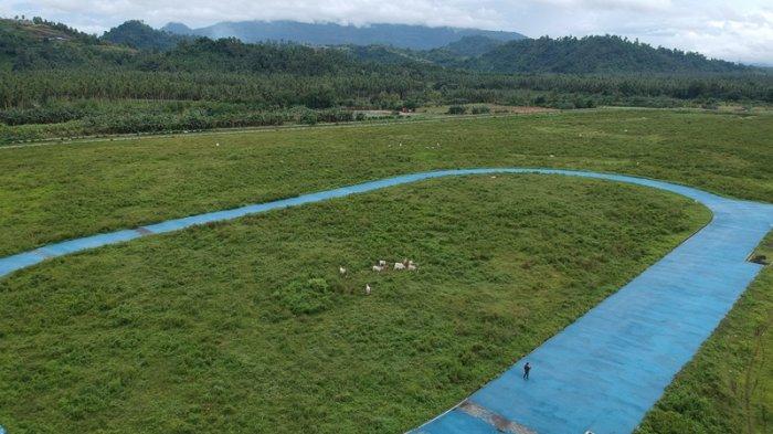 Karpet Biru yang berlokasi di Balitka Kelurahan Paniki Kecamatan Mapanget, Kota Manado yang difoto dari udara, Sabtu (27/11/2021).