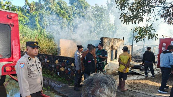 PEMADAMAN API: Proses pemadaman api akibat kebakaran hebat melanda sebuah rumah di Kelurahan Tanjung Merah, Lingkungan II RT 002, Kecamatan Matuari, Kota Bitung, Sulawesi Utara (Sulut), Rabu (28/5/2025).
