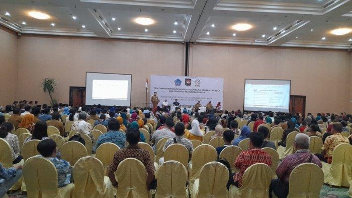 Wagub Sulut Steven Kandouw saat memberikan dalam Pelatihan Peningkatan Kapasitas Aparatur Pemerintah Desa dan Pengurus Kelembagaan Desa di Hotel Peninsula Manado Senin (30/10/2023).