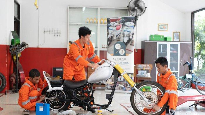 Siswa Sekolah Menengah Kejuruan Negeri (SMKN) 55 Jakarta sedang memodifikasi motor berbahan bakan minyak (BBM) menjadi motor berbahan bakar listrik.
