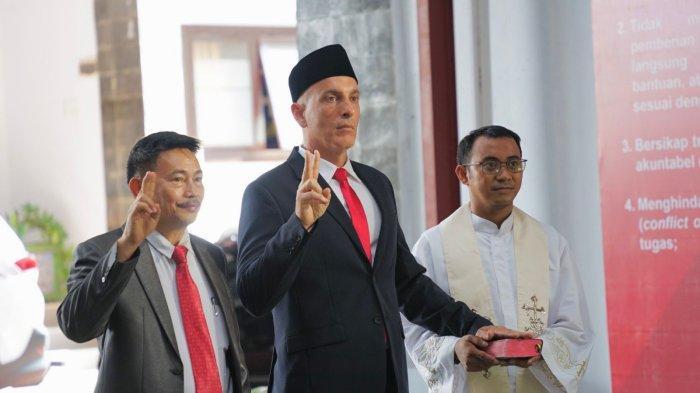 Kepala Kantor Wilayah Kemenkumham Sulawesi Utara Ronald Lumbuun menyerahkan Surat Keputusan (SK) Presiden tentang pengabulan permohonan kewarganegaraan Republik Indonesia kepada Daniele Marianelli.