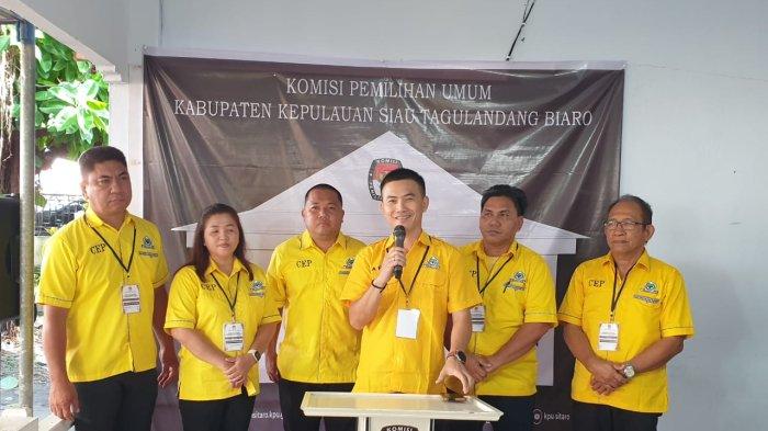 Ketua Bappilu Partai Golkar Sitaro, ART bersama pengurus DPD II lainnya saat memberikan keterangan pers.