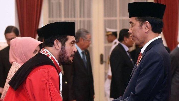 Anwar Usman ketika dilantik menjadi Ketua Mahkamah Konstitusi oleh Presiden Jokowi.