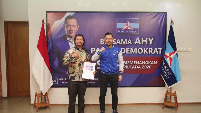 Ketua Umum Demokrat Agus Harimurti Yudhono serahkan SK ke Calon Wakil Walikota Martin Tumbelaka disaksikan Nick Lomban ketua fraksi Nasdem DPRD Bitung, Kamis (3/9/2020) lalu.
