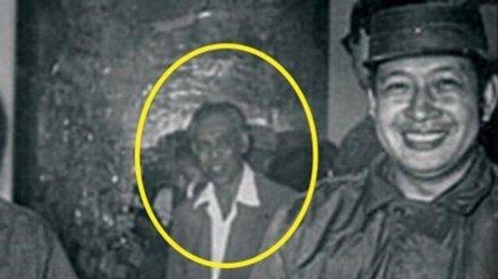 Kisah Brigjen Ahmad Sukendro (lingkar kuning tengah) Selamat dari Maut G30S PKI Berkat Soekarno, Dipenjarakan Soeharto.