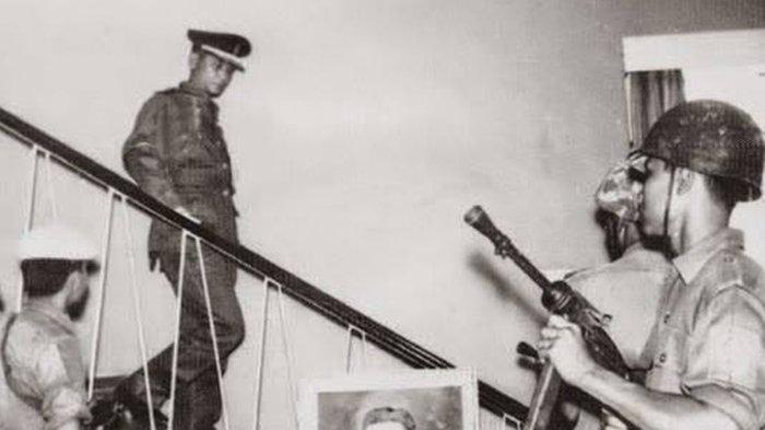 Kisah Mayjen DI Panjaitan Dibunuh Pemberontak G30S PKI. Dua anggota keluarganya juga ikut ditembak.