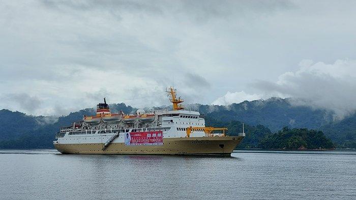KM Tatamailau yang sedang berlabuh di perairan selat Lembeh tepatnya di depan Dock Kelapa Dua Kelurahan Kelapa Dua Kecamatan Lembeh Selatan tempat isolasi mandiri terpusat (Isoter) Perapung.