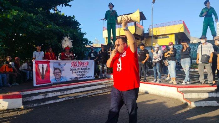 Koordinator Jas Merah Risat Sanger saat melakukan orasi.