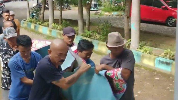 Korban kecelakaan di Jalan Trans AKD Desa Kopandakan Satu, Kecamatan Kotamobagu Selatan, dievakuasi ke RSUD Kotamobagu, Sulawesi Utara, Rabu (3/1/2024).