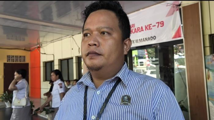 DUGAAN PEMBUNUHAN - Kuasa hukum korban Jelvitson Stevy Budiman saat ditemui Tribun Manado di RS Bhayangkara Manado. Ia menjelaskan terkait kasus dugaan pembunuhan.