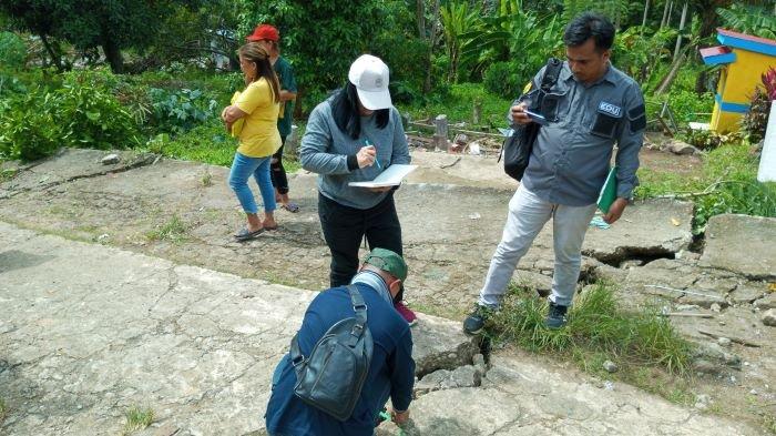 Salah satu akses jalan yang rusak akibat likuifaksi di desa Basaan Dua, Kecamatan Ratatotok, Kabupaten Minahasa Tenggara (Mitra), Sulawesi Utara (Sulut), Selasa 25 Juni 2024.