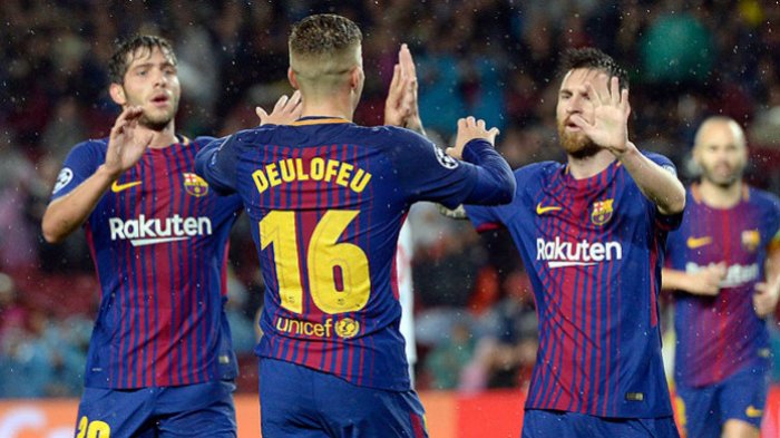 Pemain Barcelona, Sergi Roberto (kiri), Gerard Deulofeu (tengah), dan Lionel Messi merayakan gol seusai membobol gawang Olympiacos dalam laga lanjutan Grup D Liga Champions 2017-2018 di Stadion Camp Nou, pada 18 Oktober 2017.