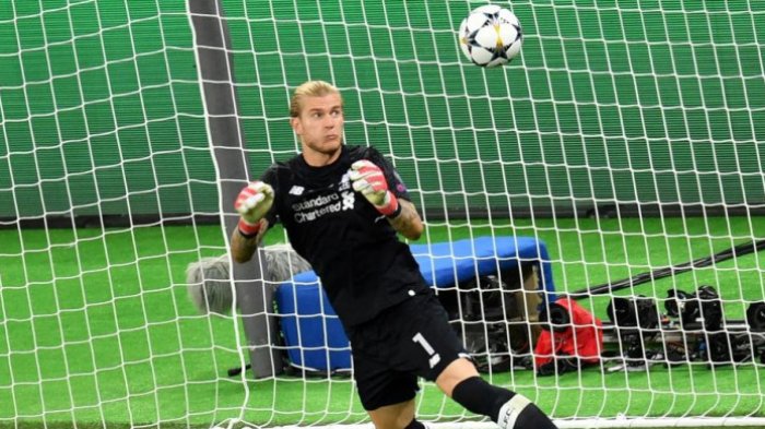 Kiper Liverpool, Loris Karius, gagal menahan bola