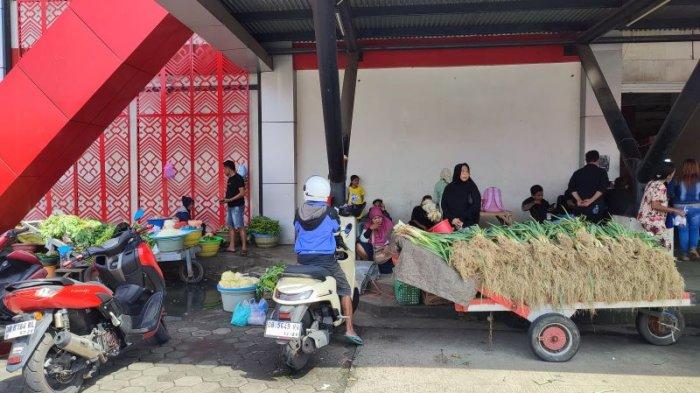 Sejumlah pedagang berjualan di luar gedung Pasar Bersehati, Manado, Sulawesi Utara, Selasa (21/1/2025).