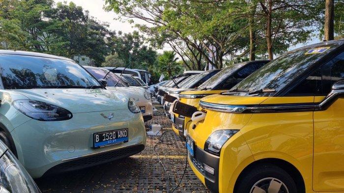Ratusan mobil listrik sedang melakukan pengisian daya listrik di Hotel Grand Sunshine, Soreang, Kabupaten Bandung.