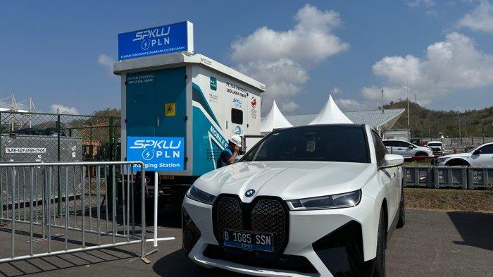 Sebuah mobil listrik melakukan pengisian daya kendaraan listrik di SPKLU kawasan Sirkuit Mandalika. PLN menyediakan 5 Stasiun Pengisian Kendaraan Listrik Umum (SPKLU) di sekitar Sirkuit Mandalika untuk mendukung mobilisasi kendaraan listrik official, _crew tim yang berlaga di MotoGP, serta penonton gelaran MotoGP yang berlangsung 13-15 Oktober 2023.