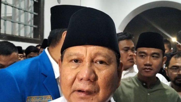 Menteri Pertahanan, Prabowo Subianto, bersama Wali Kota Solo, Gibran Rakabumin Raka, usai menghadiri Harlah ke-63 PMII di Benteng Vastenberg Solo, Jawa Tengah (Jateng), Jumat (23/6/2023).