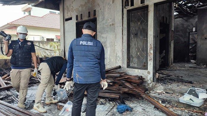 OLAH TKP: Tim Laboratorium Forensik (LABFOR) dari Polda Sulut melakukan Olah Tempat Kejadian Perkara (TKP) di lokasi kebakaran di Kelurahan Karangria, Kecamatan Tuminting, Kota Manado, Sulawesi Utara (Sulut).(16/4/2025).
