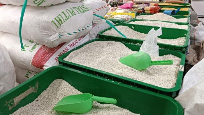 BAHAN POKOK - Beras yang dijual di Paris Superstore, Kotamobagu, Sulawesi Utara Sabtu (22/2/2025). Harga bahan pokok menjelang Ramadan 2025 masih normal.