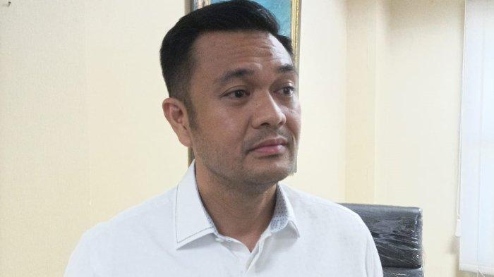 Partai Golkar Sulut menjatuhkan sanksi tegas kepada James Arthur Kojongian (JAK). JAK diberhentikan dari posisinya sebagai Wakil Ketua DPRD Sulut.