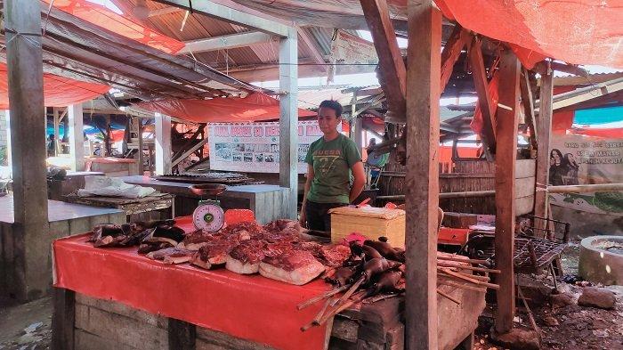 Pasar Ekstrem Langowan terkenal menjual berbagai macam hewan. Bukan hanya hewan ternak sebagai barang jualan, di Pasar Langowan Anda akan melihat berbagai hewan liar yang di jual bebas.