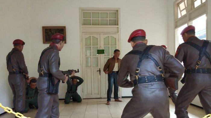 Pasukan Tjakrabirawa (Cakrabirawa), pasukan pengawal Presiden di era rezim pemerintahan yang menjadi pasukan pembantai dewan Jenderal TNI AD.