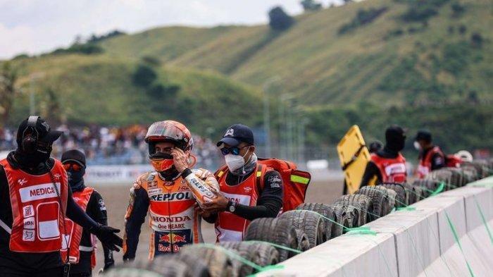 Pebalap Repsol Honda Team, Marc Marquez usai terjatuh melakukan warm up atau sesi pemanasan di Pertamina Mandalika International Street Circuit, Praya, Lombok Tengah, NTB, Minggu (20/3/2022). Marc Marquez mengalami highside crash saat berupaya membelokkan motor RC213V di Tikungan 7. (KOMPAS.com/GARRY LOTULUNG)