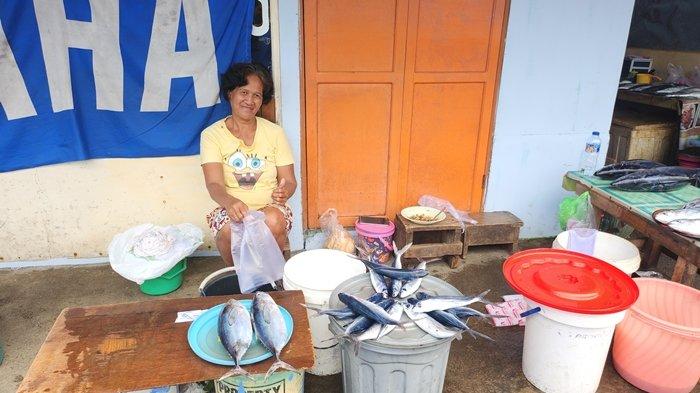 SANGIHE - Seorang pedagang ikan di Pasar ikan Towo'e Tahuna, Sangihe, Sulawesi Utara pada Selasa (13/5/2025). Berikut rincian harga ikan di Pasar Towo'e per Selasa 13 Mei 2025.