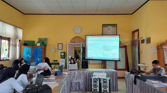 Pelaksanaan Asesmen Madrasah (AM) jenjang Madrasah Tsanawiyah (MTs) semakin dekat. MTs Negeri 1 Bolaang Mongondow Timur menggelar kegiatan verifikasi soal, Senin (27/03/2023).