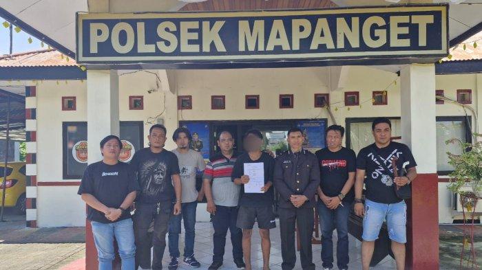 Polsek Mapanget menyerahkan pelaku pelaku pembunuhan di Kelurahan Bengkol, Kecamatan Mapanget, Kota Manado, Sulawesi Utara, ke Resmob Polresta Manado.