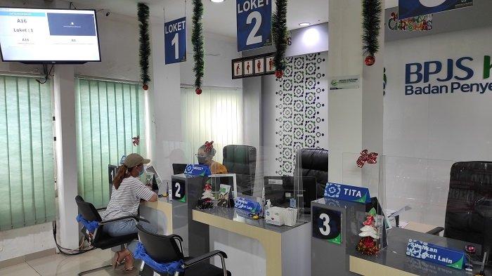 Pelayanan terhadap peserta Jaminan Kesehatan Nasional di kantor BPJS Kesehatan Manado, belum lama ini.