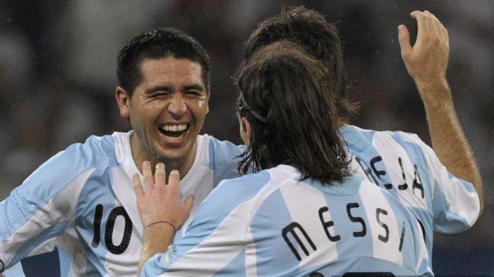 Pemain Argentina Juan Riquelme (Kiri) merayakan dengan rekan setimnya Lionel Messi (kedua dari kiri) setelah Messi mencetak gol melawan Pantai Gading selama putaran pertama Olimpiade Beijing 2008 pertandingan sepak bola Putra Grup A di Stadion Shanghai, 7 Agustus 2008. Argentina mengalahkan Ivory Pantai 2-1.