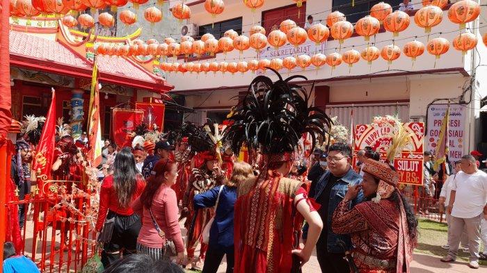 Penari Kabasaran ikut meriahkan Festival Cap Go Meh di Pecinan, Manado, Sulawesi Utara, Sabtu (24/2/2024).