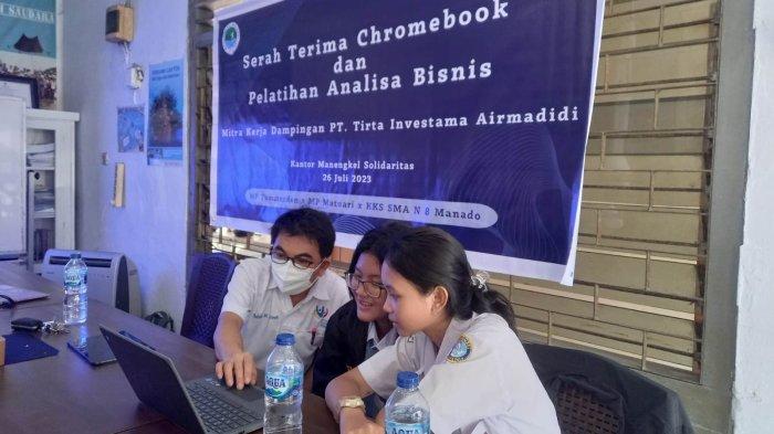 Siswa anggota Green Community SMA Negeri 8 Manado melakukan simulasi penggunaan chromebook dalam pencatatan usaha pengumpulan dan penjualan sampah plastik.